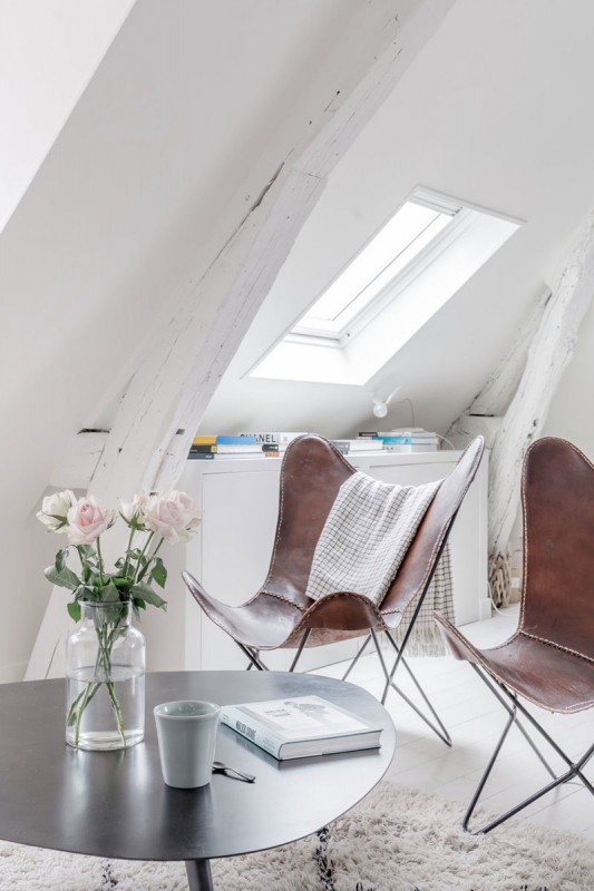 Белая мансардная квартира с голубым диваном в Париже Белая мансардная квартира с голубым диваном в Париже