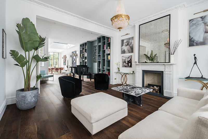 Классика с зелёными и розовыми акцентами: современный интерьер в Лондоне