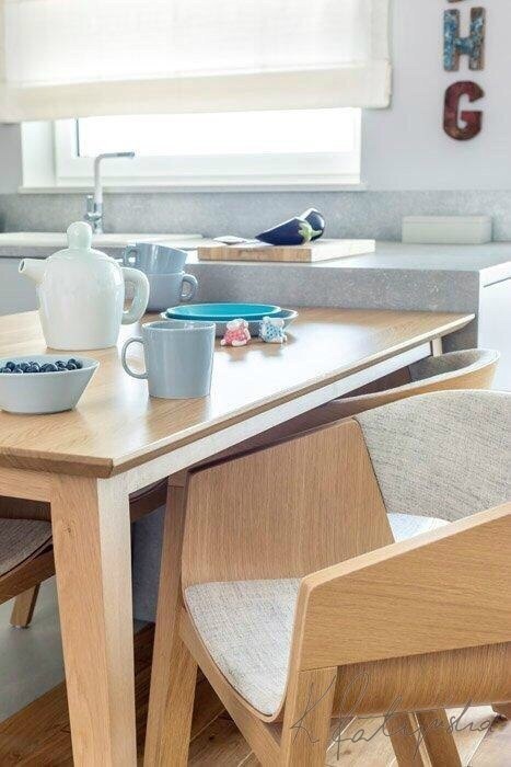 Голубой, белый и серый - замечательное сочетание с деревом.