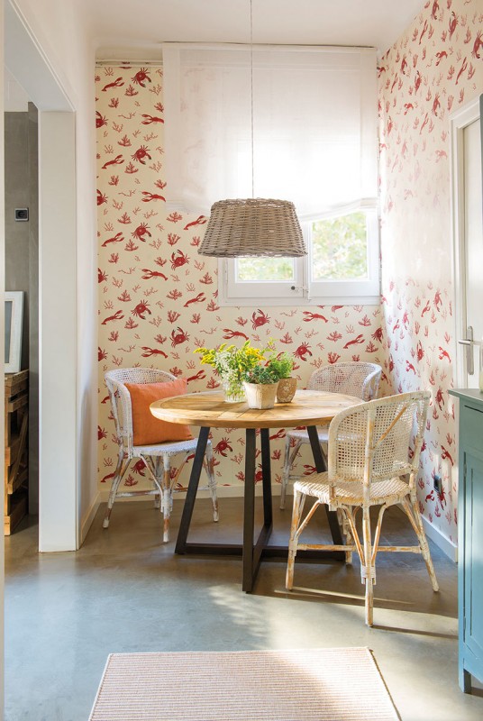 Испанский дом с солнечными акцентами и обоями-лобстерами Испанский дом с солнечными акцентами и обоями-лобстерами