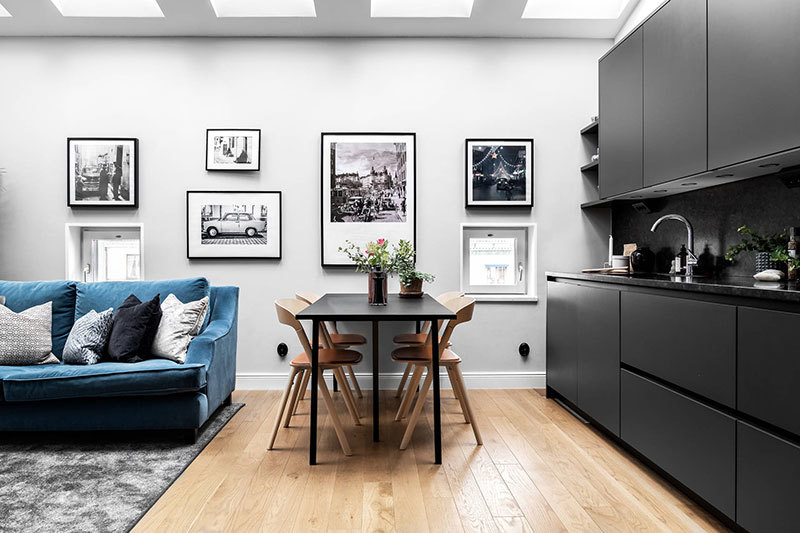 Синий диван и винтовая лестница: двухуровневая квартира в Стокгольме (61 кв.м)