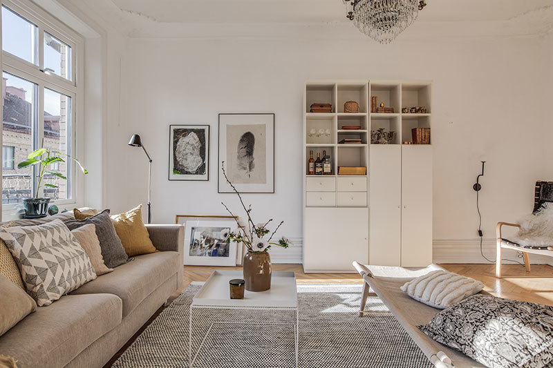 Приятный закатный свет в интерьере скандинавской квартиры