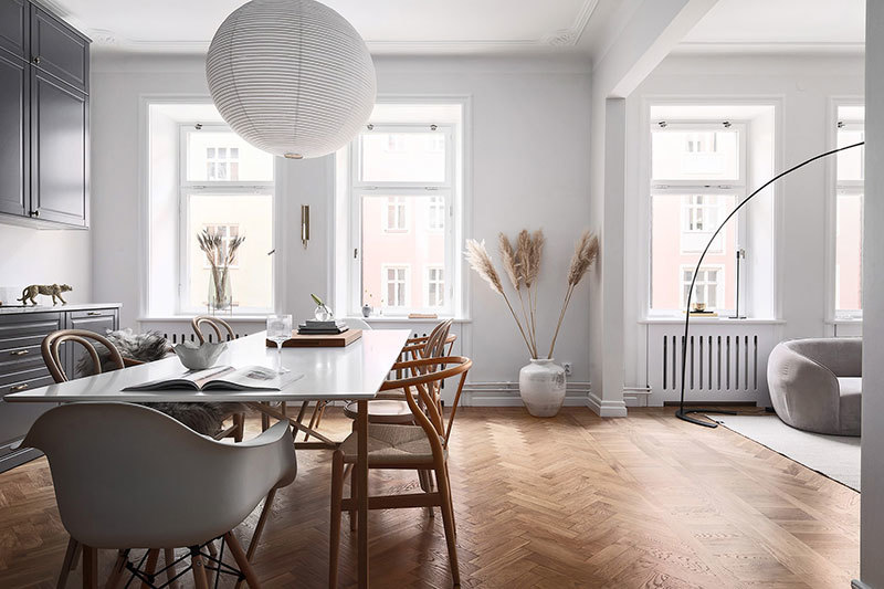 Элегантный скандинавский интерьер в светло-серых тонах в Стокгольме.