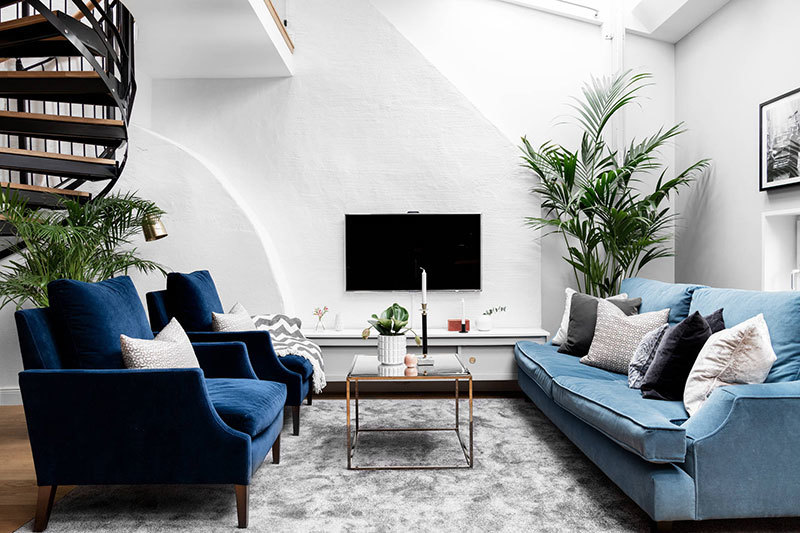 Синий диван и винтовая лестница: двухуровневая квартира в Стокгольме (61 кв.м)