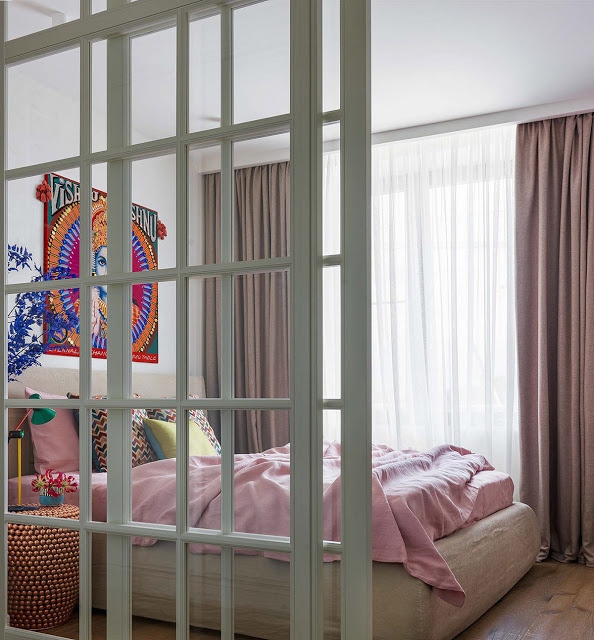 Светлая квартира, полная красок и веселых мотивов