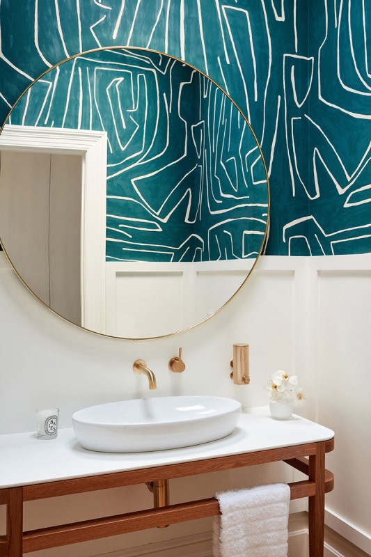 Фиолетовый диван и множество картин: неординарный интерьер в Австралии