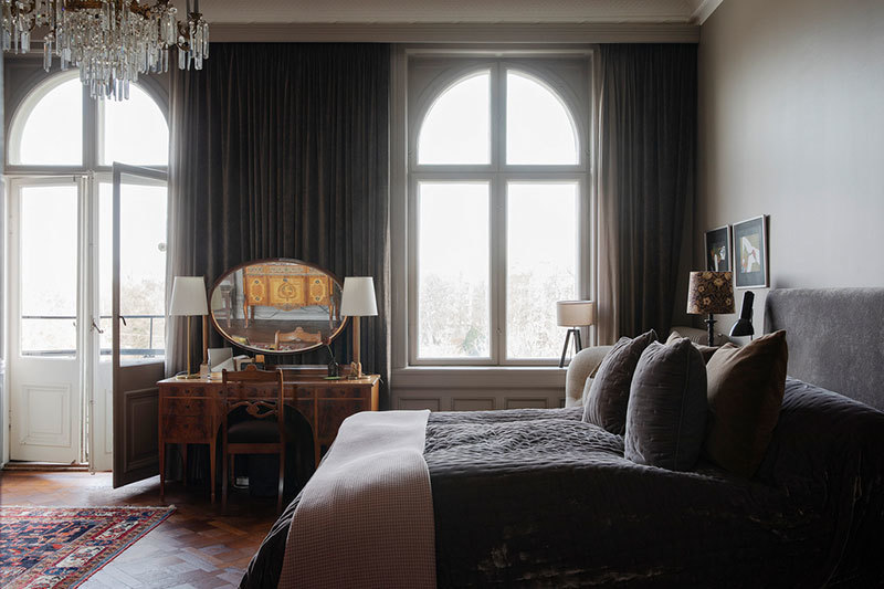 Великолепный традиционный скандинавский интерьер в темных тонах