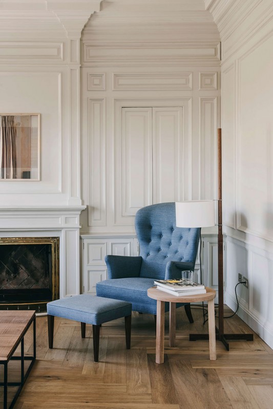 Классическая лепнина и современная мебель: элегантная квартира в Барселоне