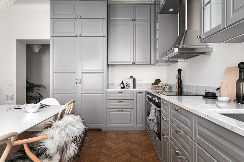 Элегантный скандинавский интерьер в светло-серых тонах в Стокгольме.