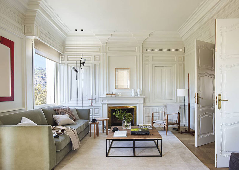 Классическая лепнина и современная мебель: элегантная квартира в Барселоне