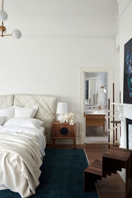 Фиолетовый диван и множество картин: неординарный интерьер в Австралии