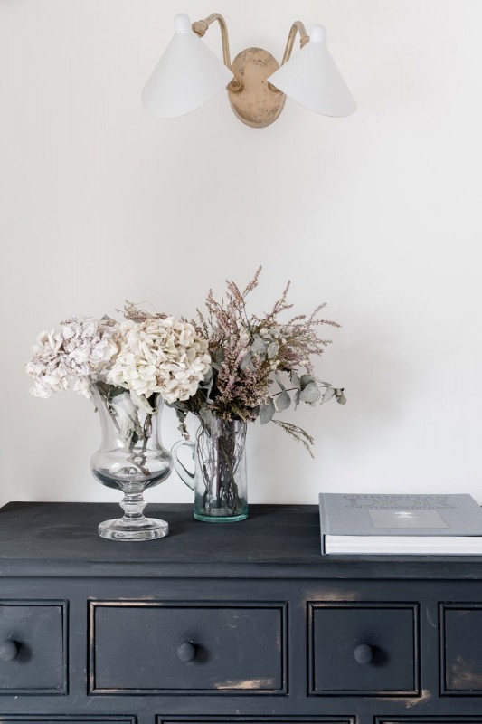 Белая мансардная квартира с голубым диваном в Париже Белая мансардная квартира с голубым диваном в Париже