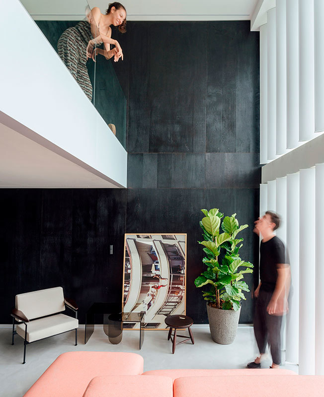 Бразильский лофт со скульптурной лестницей