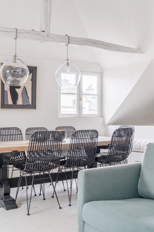 Белая мансардная квартира с голубым диваном в Париже Белая мансардная квартира с голубым диваном в Париже