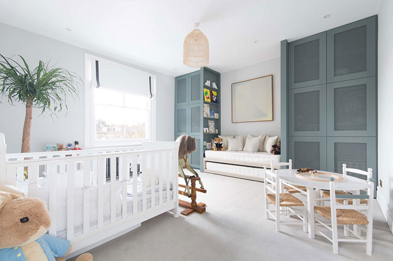 Классика с зелёными и розовыми акцентами: современный интерьер в Лондоне