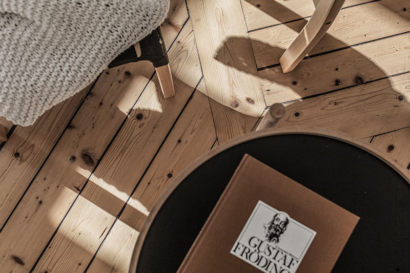 Приятный закатный свет в интерьере скандинавской квартиры