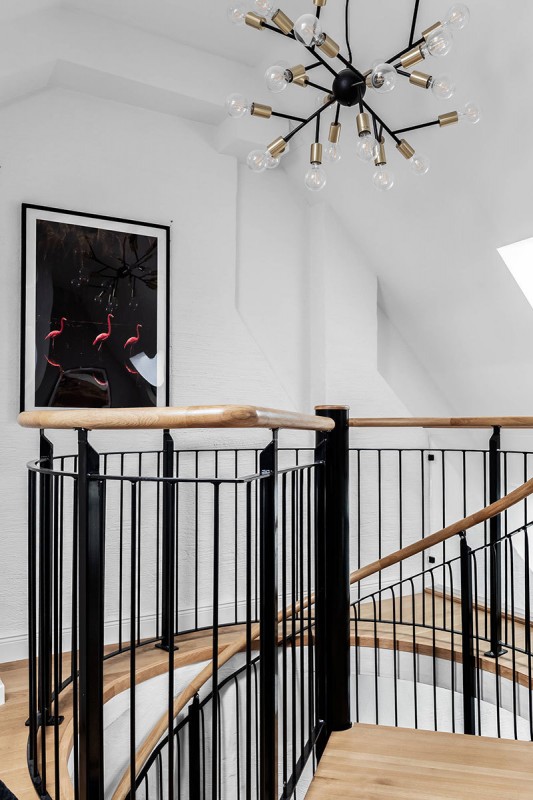 Синий диван и винтовая лестница: двухуровневая квартира в Стокгольме (61 кв.м)