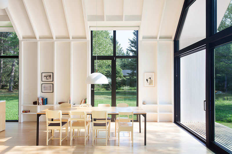 Современный коттедж у озера с воздушными интерьерами