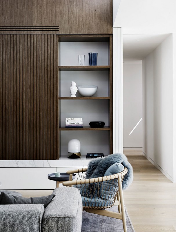 Современный дом в Мельбурне с большими окнами и яркими картинами Современный дом в Мельбурне с большими окнами и яркими картинами