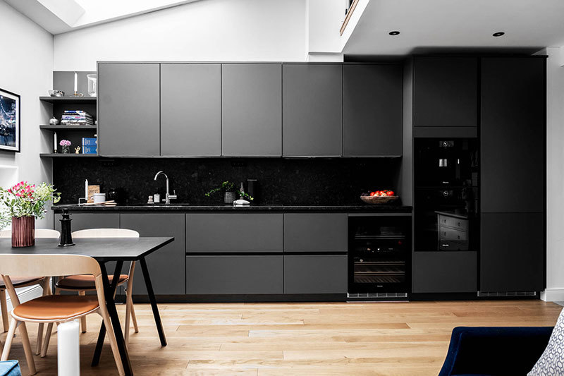 Синий диван и винтовая лестница: двухуровневая квартира в Стокгольме (61 кв.м)