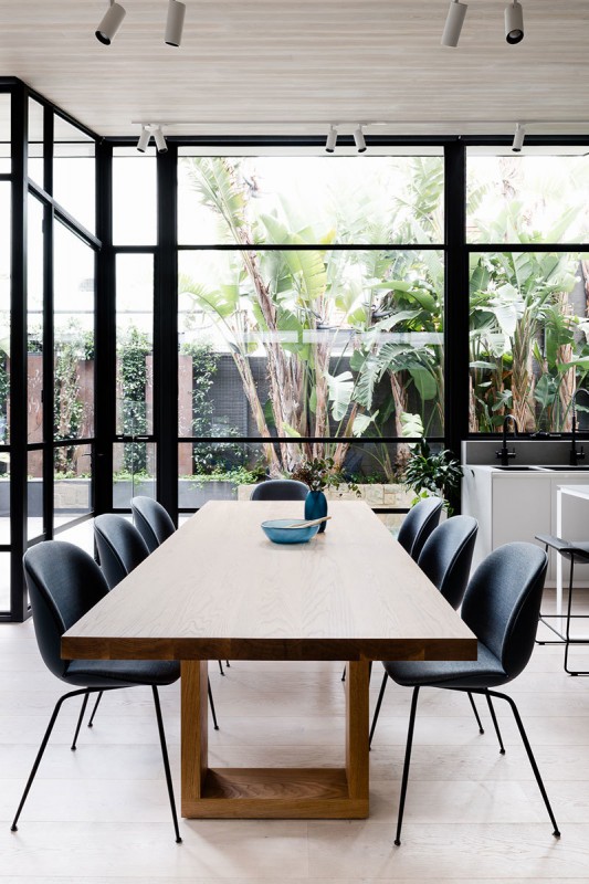 Стильный современный интерьер в красивой викторианской оболочке в Австралии