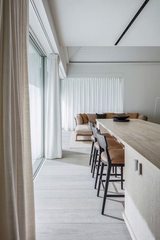 Теплый и вдохновляющий современный интерьер дома в Бельгии