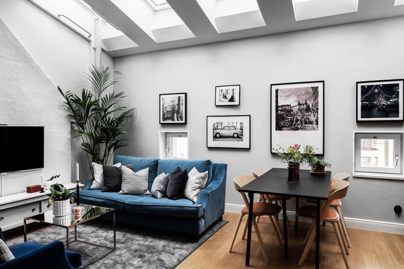 Синий диван и винтовая лестница: двухуровневая квартира в Стокгольме (61 кв.м)