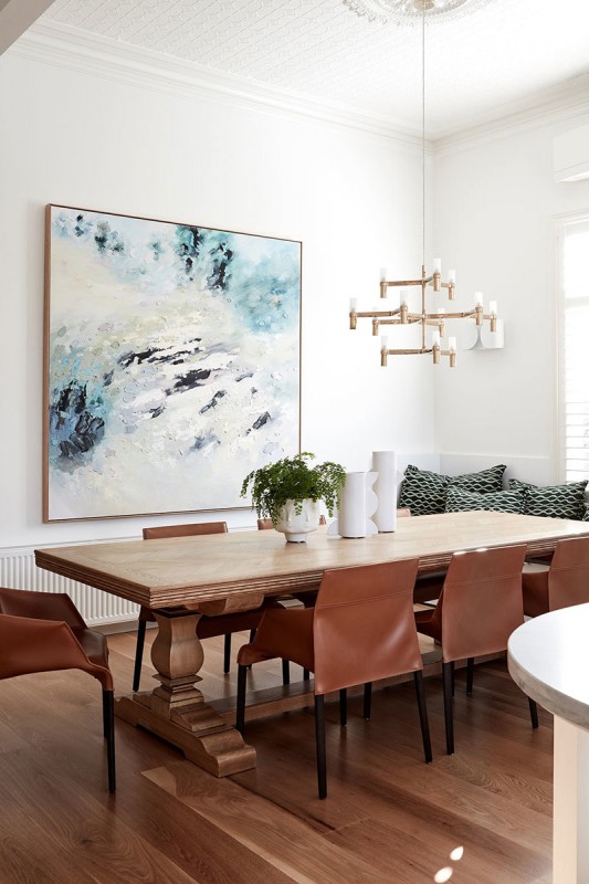 Фиолетовый диван и множество картин: неординарный интерьер в Австралии