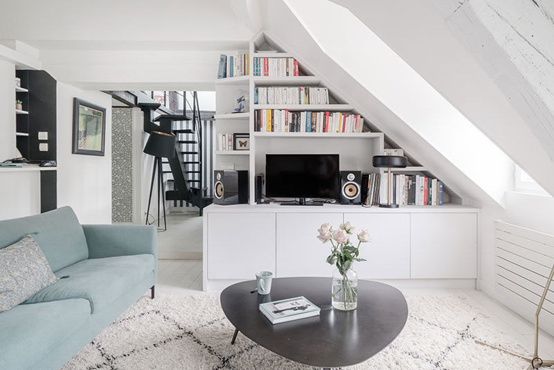 Белая мансардная квартира с голубым диваном в Париже Белая мансардная квартира с голубым диваном в Париже