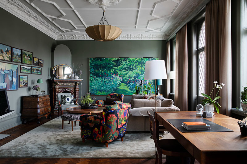 Великолепный традиционный скандинавский интерьер в темных тонах