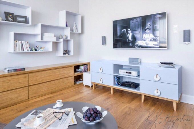 Голубой, белый и серый - замечательное сочетание с деревом.