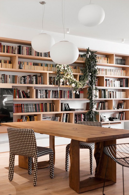 Уютная современная квартира с библиотекой в ​​Киеве, Украина