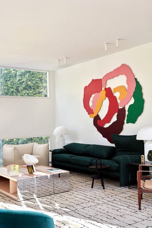 Фиолетовый диван и множество картин: неординарный интерьер в Австралии