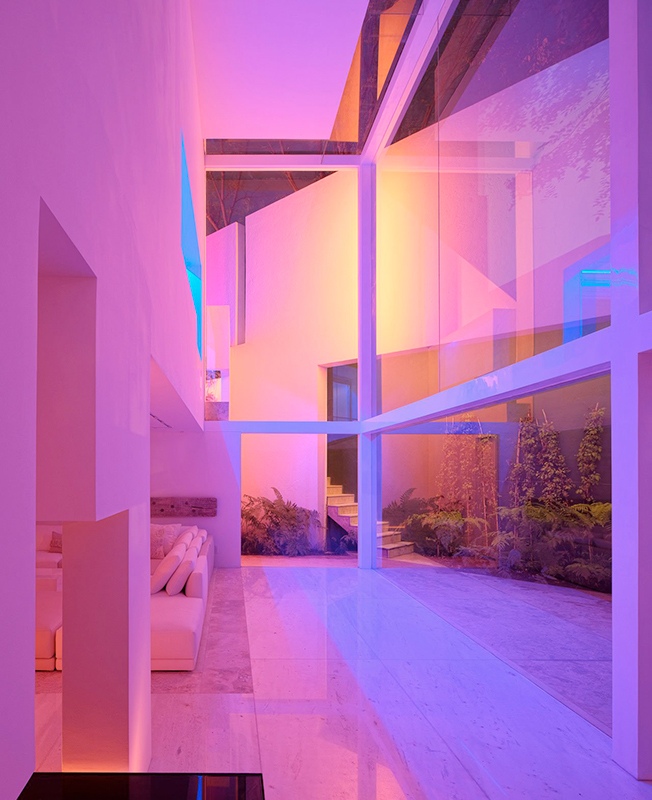 Мигель Анхель Арагонес: неоновый минимализм в Мексике