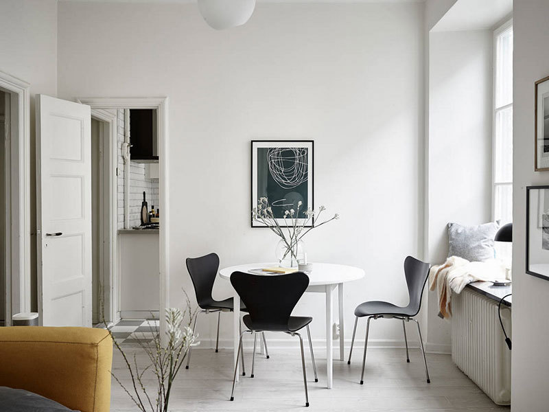 Желтый диван и темно-серая спальня: современная скандинавская квартира