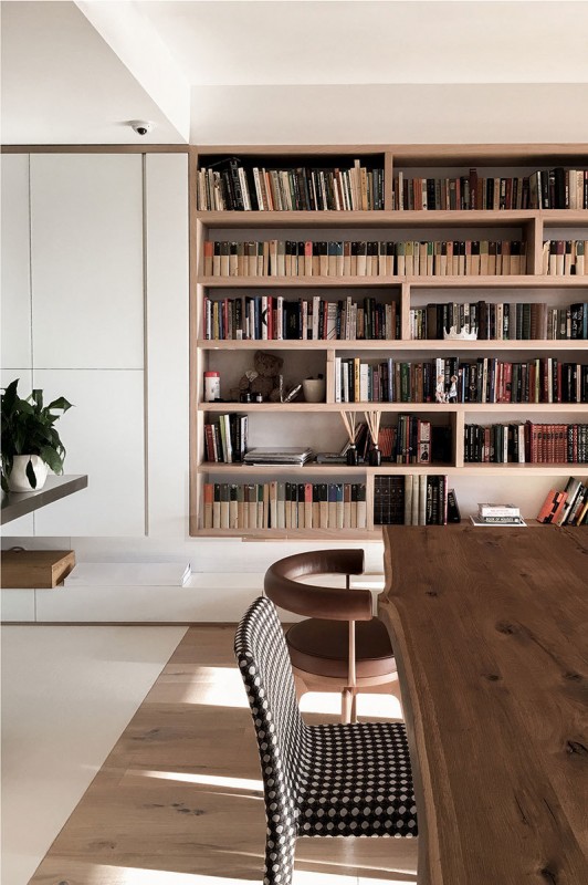 Уютная современная квартира с библиотекой в ​​Киеве, Украина