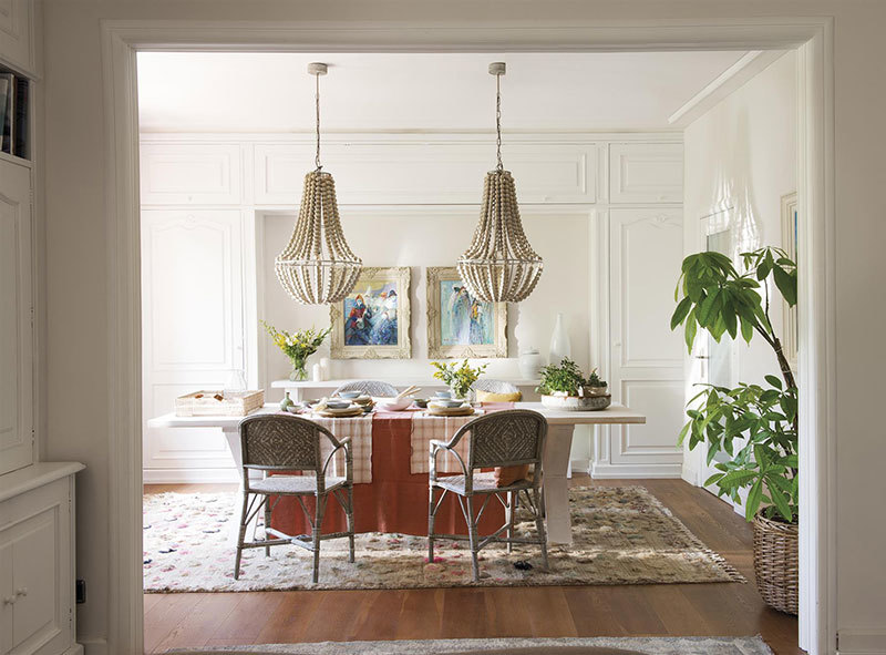 Испанский дом с солнечными акцентами и обоями-лобстерами Испанский дом с солнечными акцентами и обоями-лобстерами