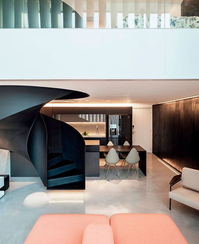 Бразильский лофт со скульптурной лестницей