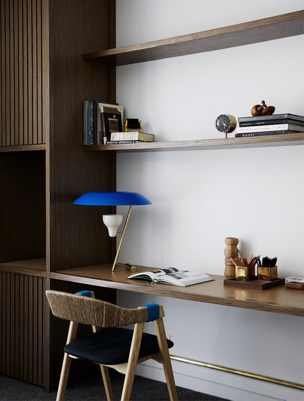 Современный дом в Мельбурне с большими окнами и яркими картинами Современный дом в Мельбурне с большими окнами и яркими картинами