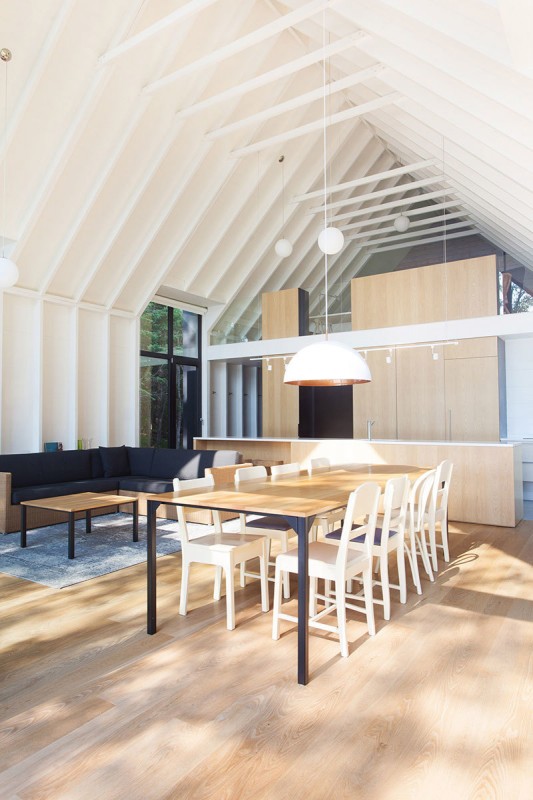 Современный коттедж у озера с воздушными интерьерами