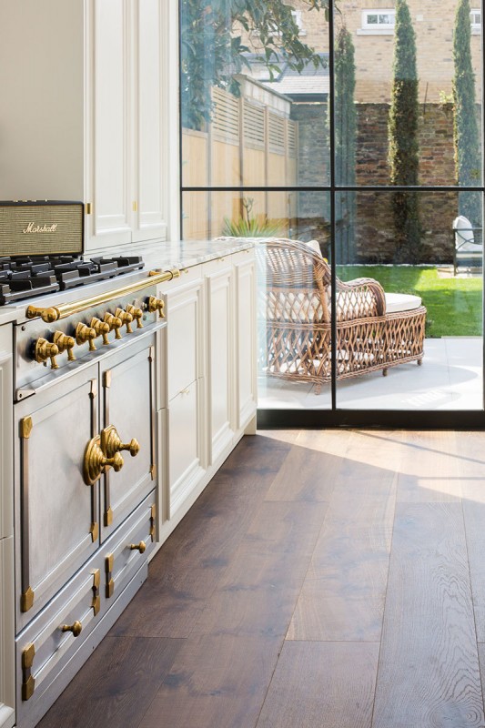 Классика с зелёными и розовыми акцентами: современный интерьер в Лондоне