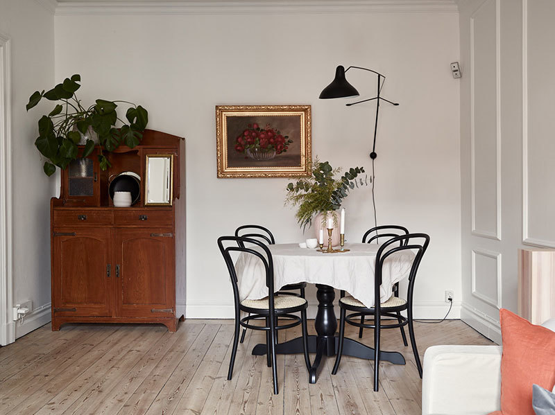 Небольшая квартира в нежными оттенках в доме начала 20 века в Стокгольме (57 кв. м)