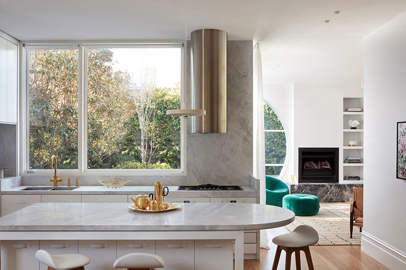 Фиолетовый диван и множество картин: неординарный интерьер в Австралии