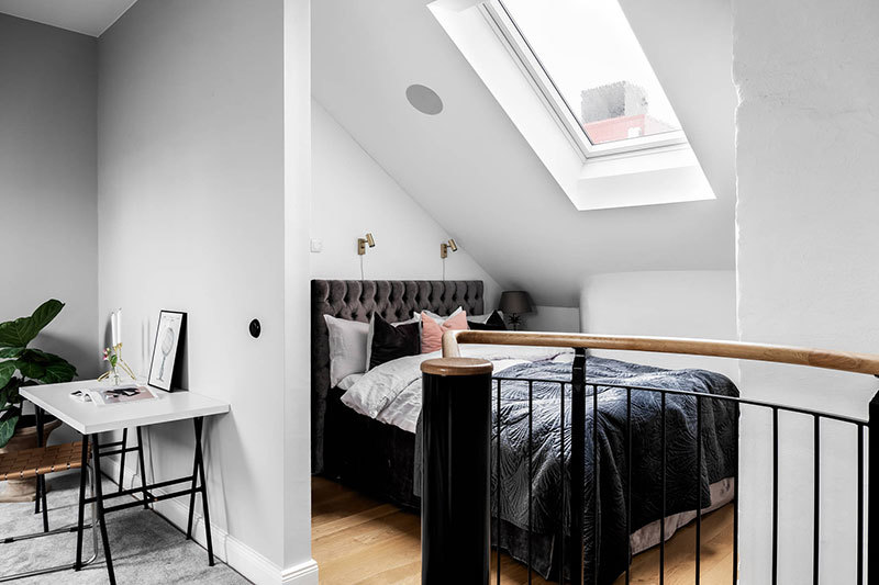 Синий диван и винтовая лестница: двухуровневая квартира в Стокгольме (61 кв.м)