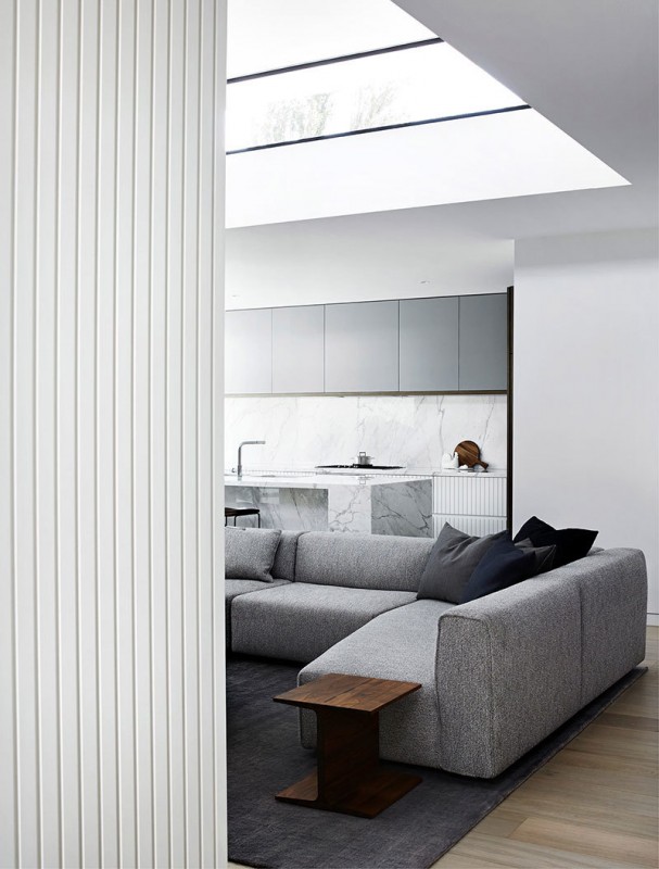 Современный дом в Мельбурне с большими окнами и яркими картинами Современный дом в Мельбурне с большими окнами и яркими картинами