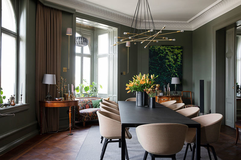 Великолепный традиционный скандинавский интерьер в темных тонах