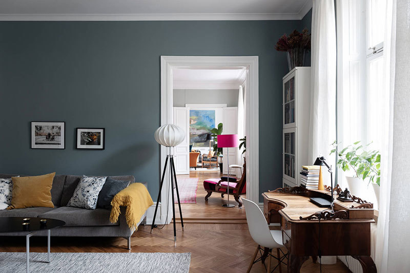 Оранжевый диван и огромные картины: красивая скандинавская квартира Оранжевый диван и огромные картины: красивая скандинавская квартира