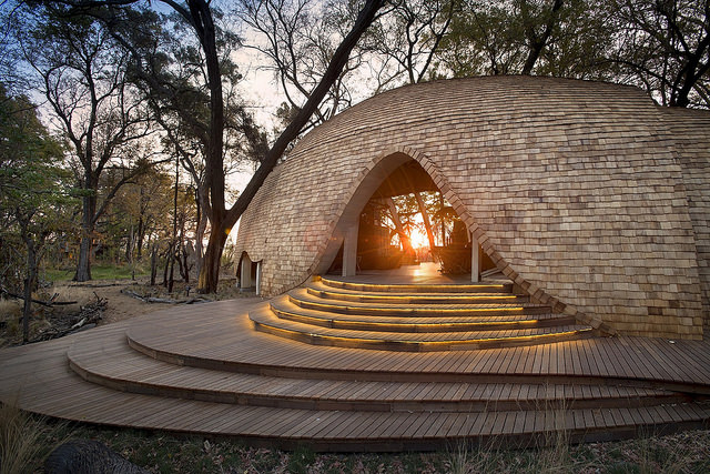 Бутик-отель Sandibe Okavango Safari Lodge в Ботсване от Nicholas Plewman Architects