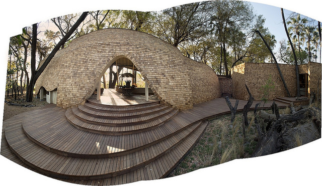 Бутик-отель Sandibe Okavango Safari Lodge в Ботсване от Nicholas Plewman Architects