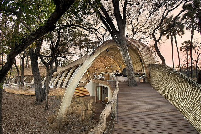 Бутик-отель Sandibe Okavango Safari Lodge в Ботсване от Nicholas Plewman Architects